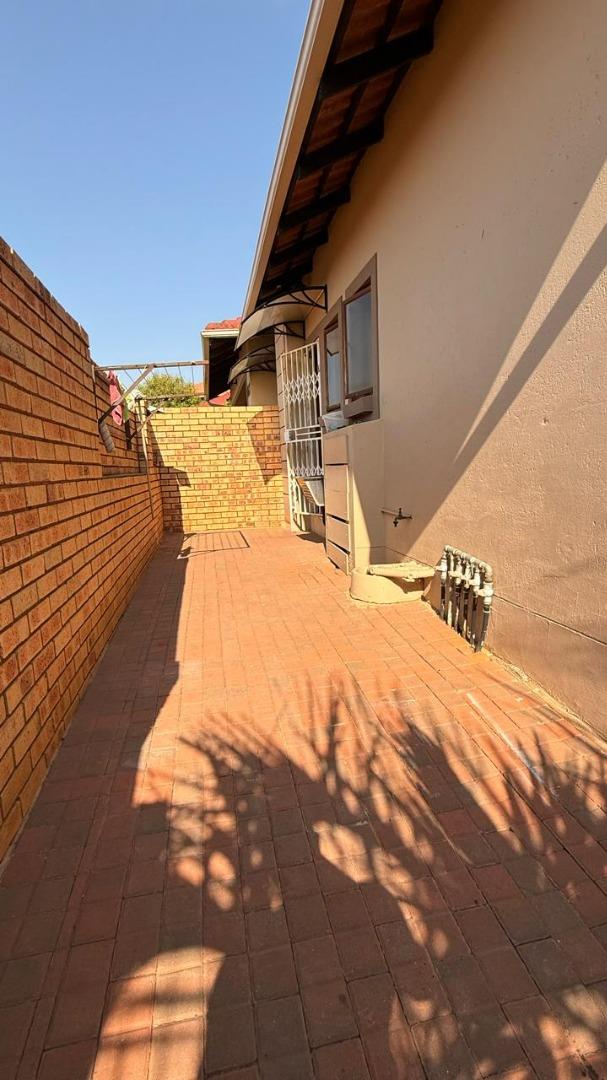 3 Bedroom Property for Sale in Monavoni Gauteng