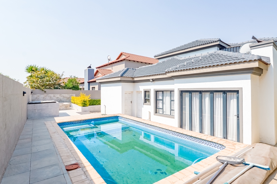 To Let 6 Bedroom Property for Rent in Willow Acres Gauteng