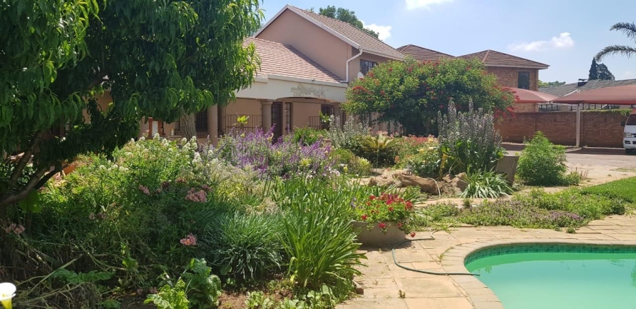 6 Bedroom Property for Sale in Lakefield Gauteng