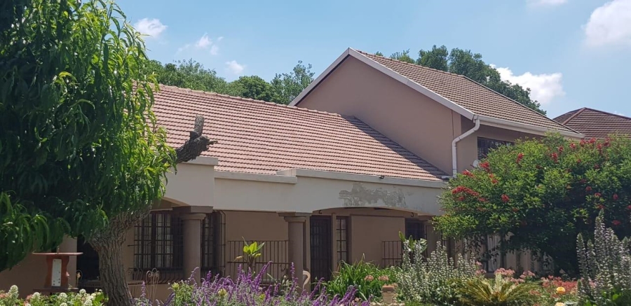 6 Bedroom Property for Sale in Lakefield Gauteng