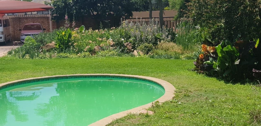 6 Bedroom Property for Sale in Lakefield Gauteng