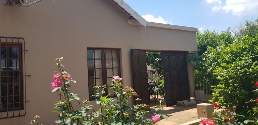 6 Bedroom Property for Sale in Lakefield Gauteng