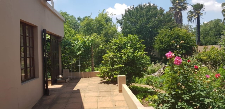 6 Bedroom Property for Sale in Lakefield Gauteng