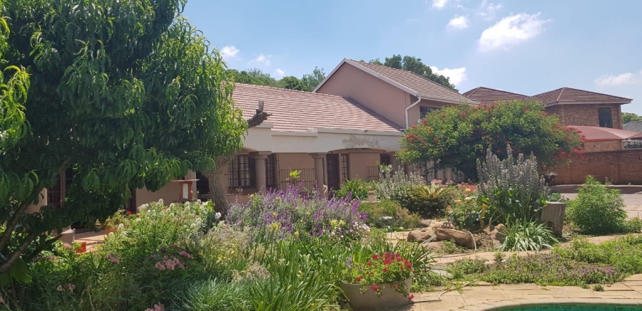 6 Bedroom Property for Sale in Lakefield Gauteng