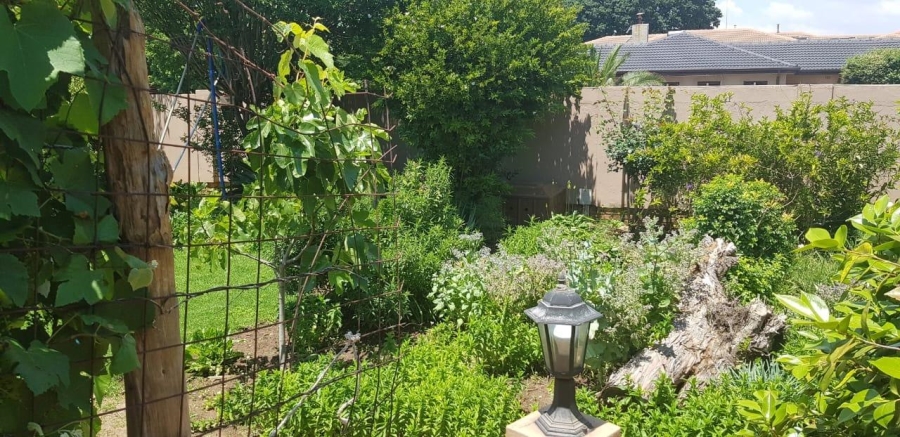 6 Bedroom Property for Sale in Lakefield Gauteng