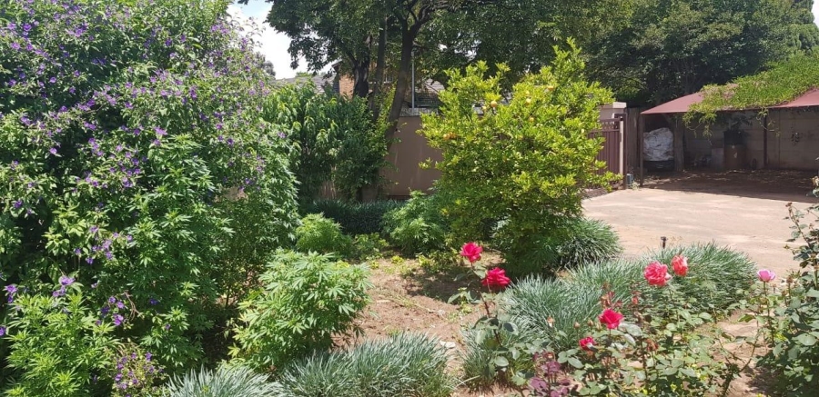 6 Bedroom Property for Sale in Lakefield Gauteng