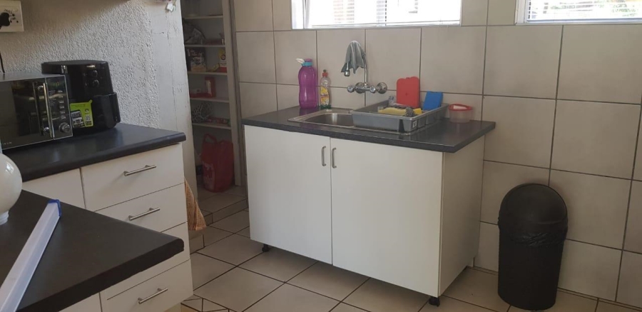 6 Bedroom Property for Sale in Lakefield Gauteng