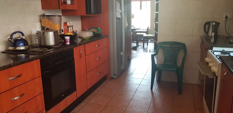 6 Bedroom Property for Sale in Lakefield Gauteng