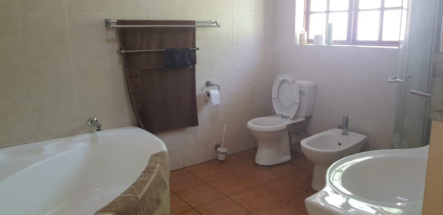 6 Bedroom Property for Sale in Lakefield Gauteng