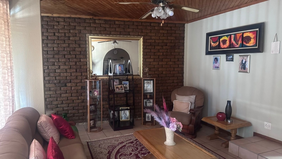 4 Bedroom Property for Sale in Mackenzieville Gauteng