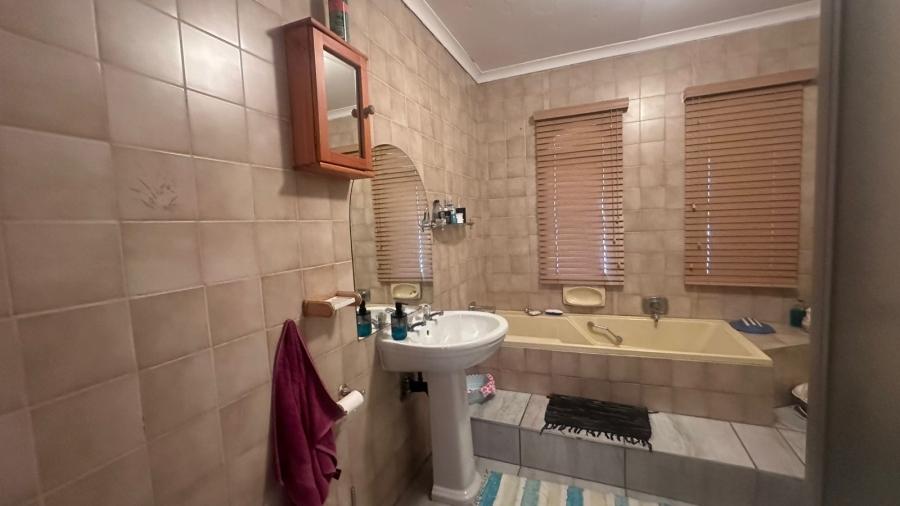 4 Bedroom Property for Sale in Mackenzieville Gauteng