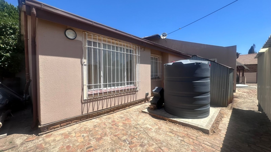 4 Bedroom Property for Sale in Mackenzieville Gauteng
