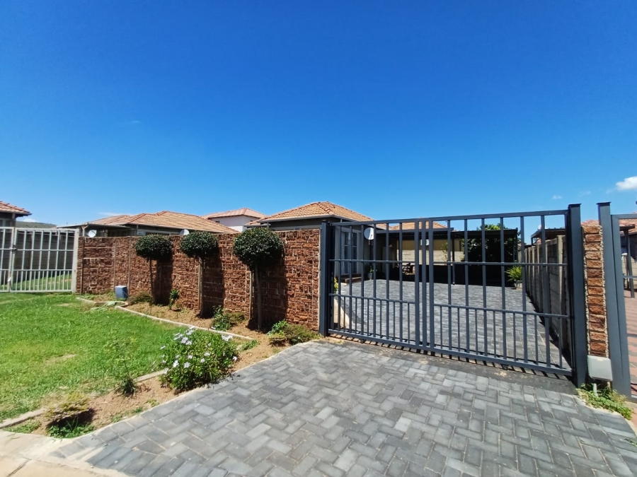 3 Bedroom Property for Sale in Andeon Gauteng
