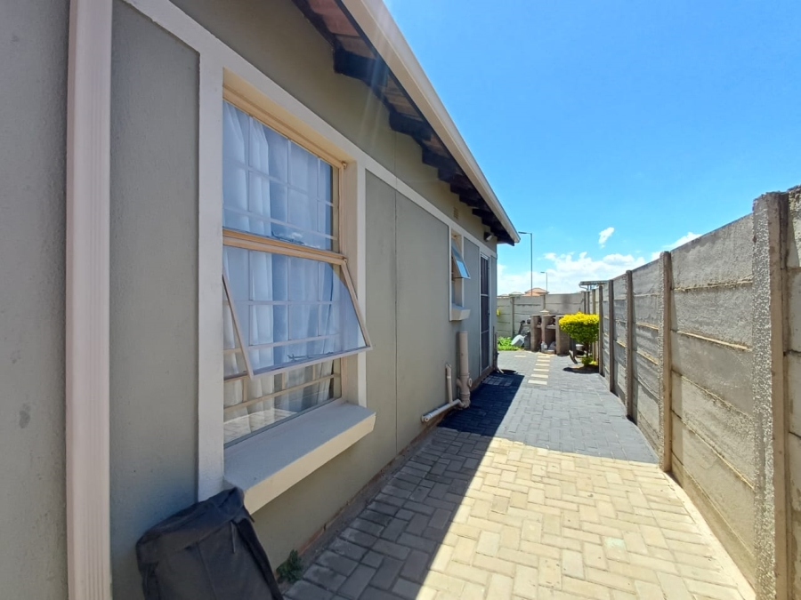 3 Bedroom Property for Sale in Andeon Gauteng