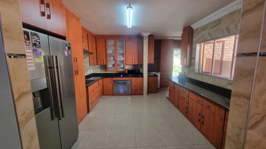 5 Bedroom Property for Sale in Crescent Wood Country Estate Gauteng