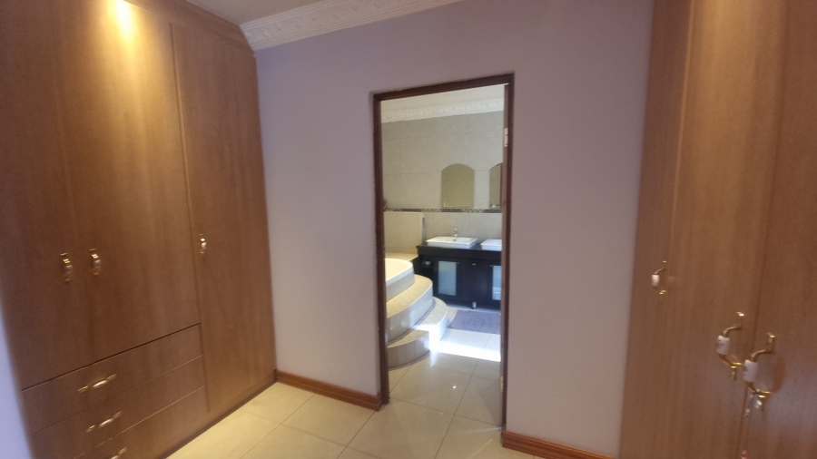 5 Bedroom Property for Sale in Crescent Wood Country Estate Gauteng