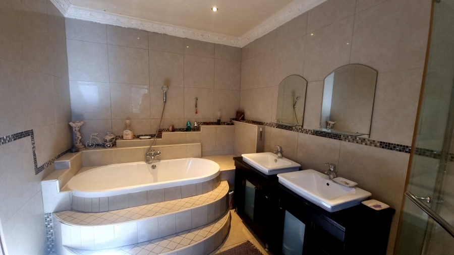 5 Bedroom Property for Sale in Crescent Wood Country Estate Gauteng