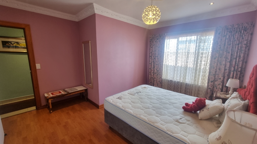 5 Bedroom Property for Sale in Crescent Wood Country Estate Gauteng