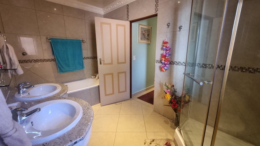 5 Bedroom Property for Sale in Crescent Wood Country Estate Gauteng