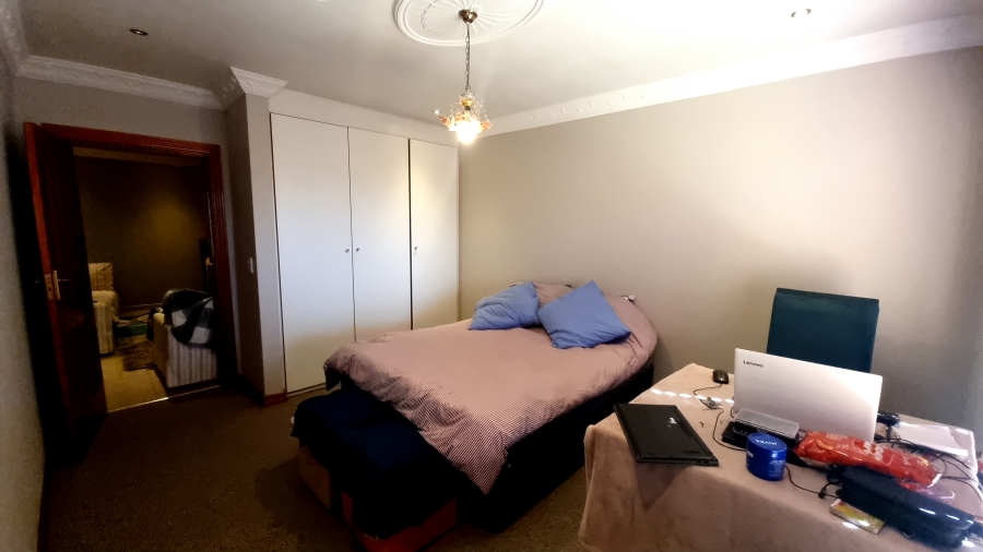 5 Bedroom Property for Sale in Crescent Wood Country Estate Gauteng