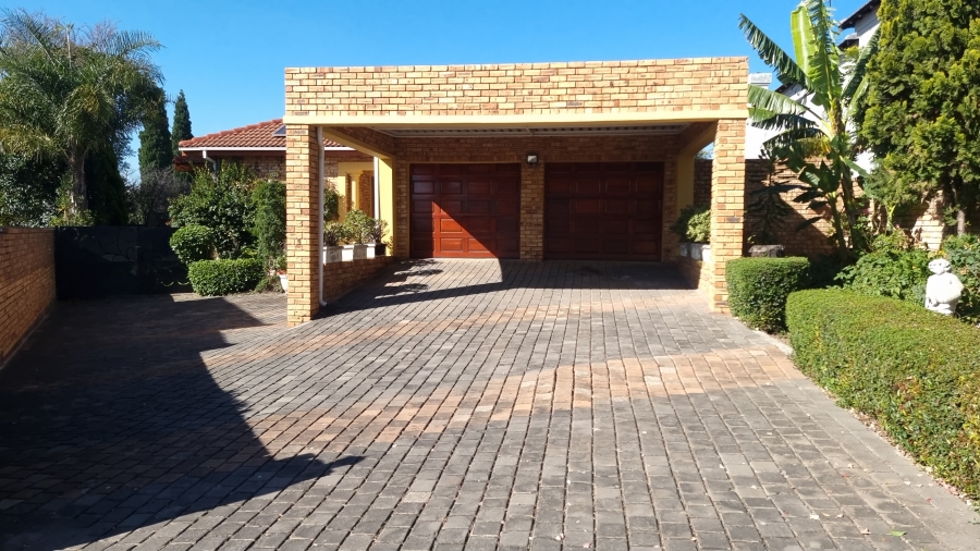 5 Bedroom Property for Sale in Crescent Wood Country Estate Gauteng