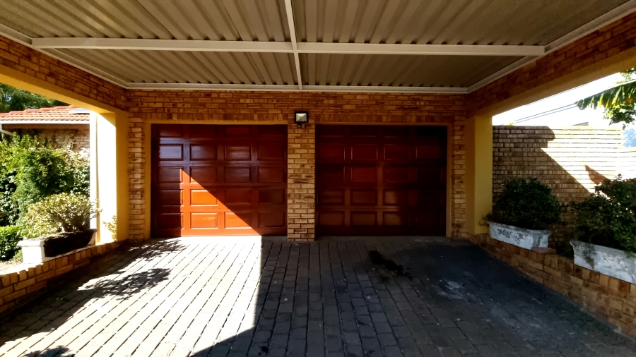 5 Bedroom Property for Sale in Crescent Wood Country Estate Gauteng