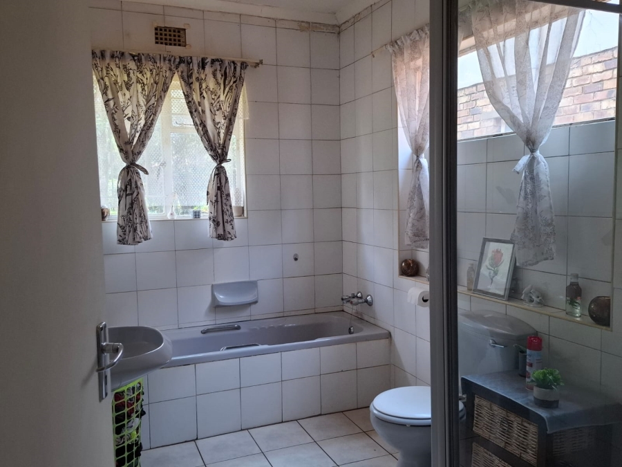 4 Bedroom Property for Sale in Unitas Park Gauteng