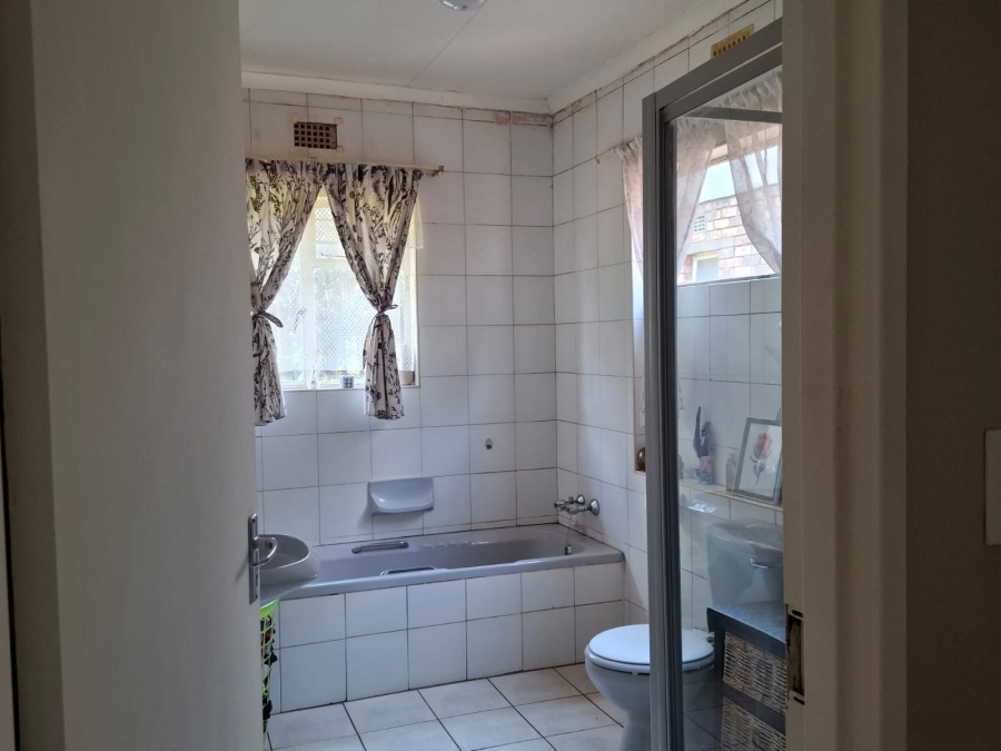 4 Bedroom Property for Sale in Unitas Park Gauteng