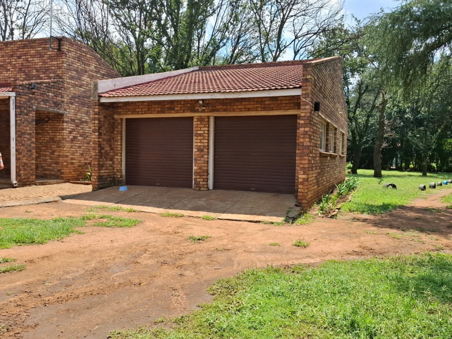 4 Bedroom Property for Sale in Unitas Park Gauteng