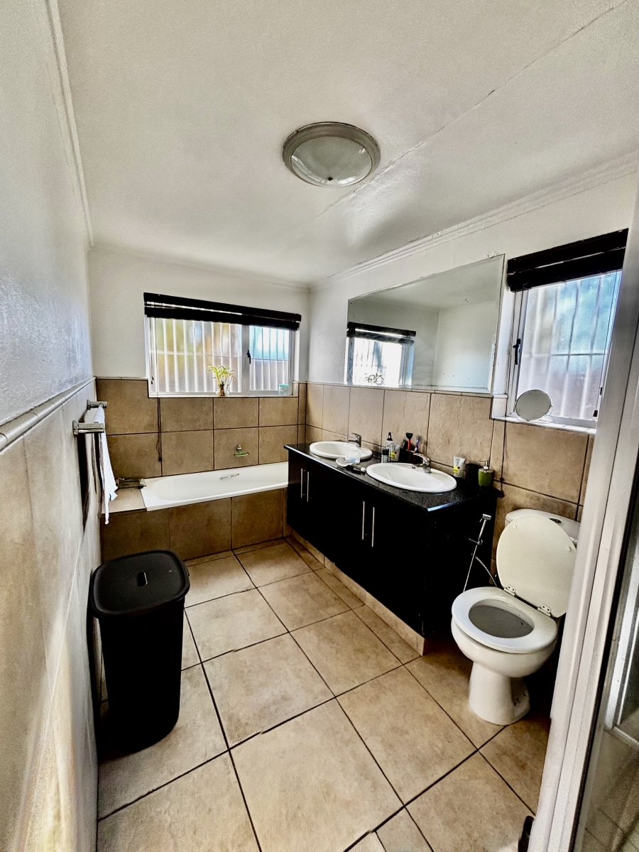 3 Bedroom Property for Sale in Waverley Gauteng