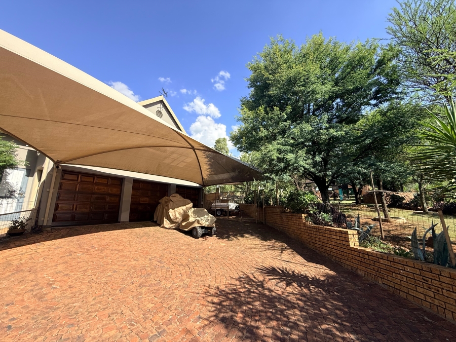 4 Bedroom Property for Sale in Blue Saddle Ranches Gauteng