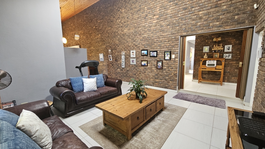 5 Bedroom Property for Sale in Moreleta Park Gauteng
