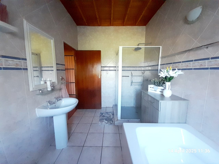 5 Bedroom Property for Sale in Roodeplaat Gauteng