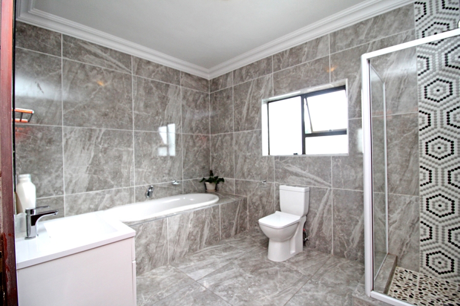 4 Bedroom Property for Sale in Broadacres Gauteng