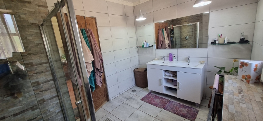 5 Bedroom Property for Sale in Golf View Gauteng