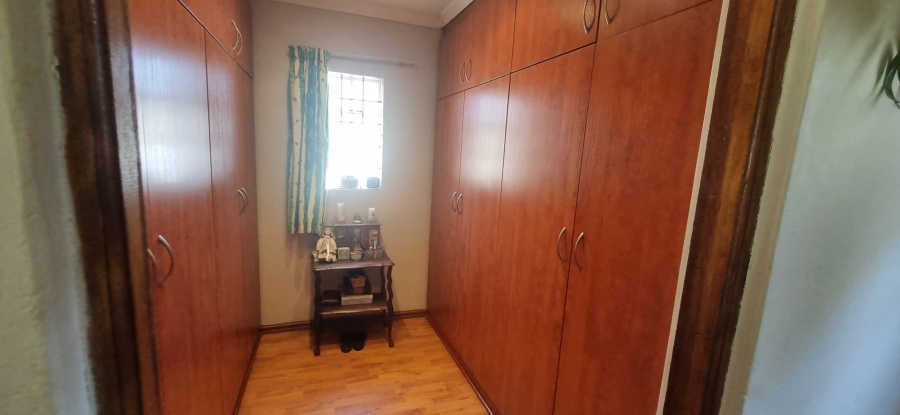 5 Bedroom Property for Sale in Golf View Gauteng