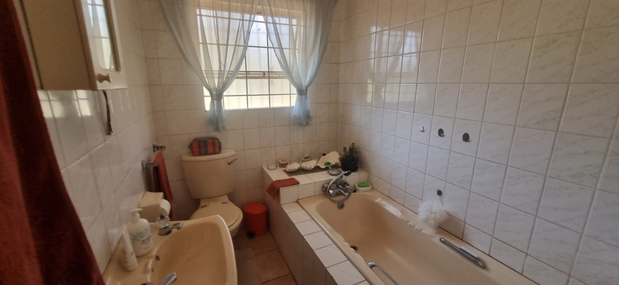 5 Bedroom Property for Sale in Golf View Gauteng