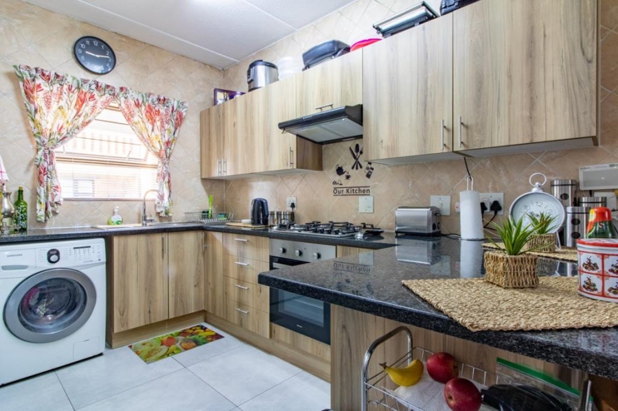 2 Bedroom Property for Sale in Brackenhurst Gauteng