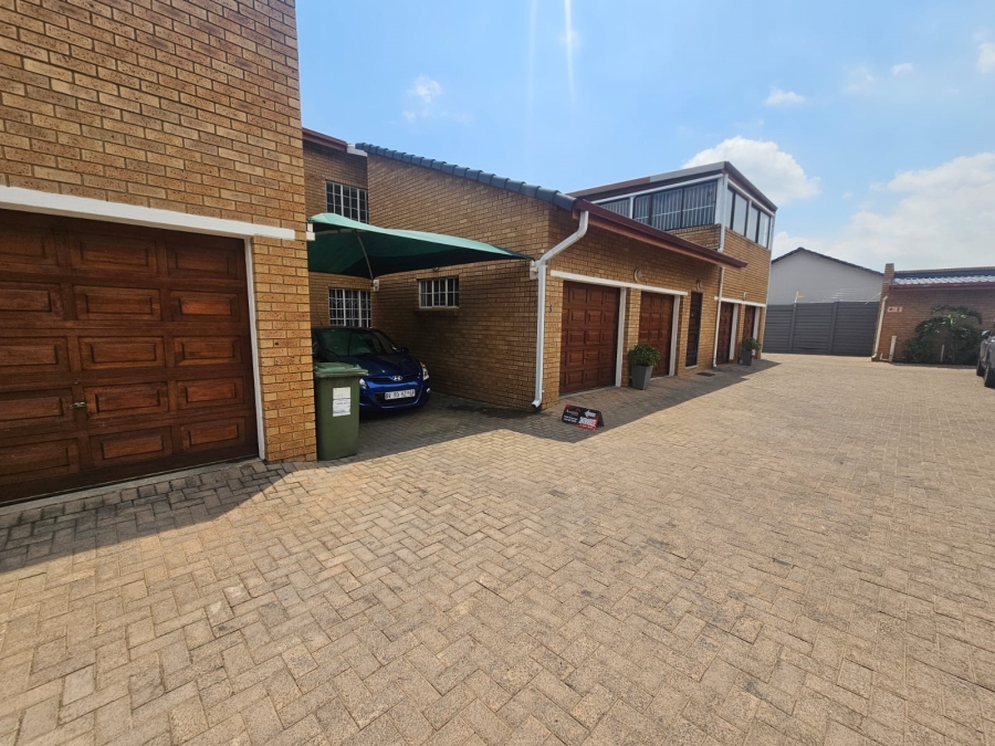 4 Bedroom Property for Sale in New Redruth Gauteng