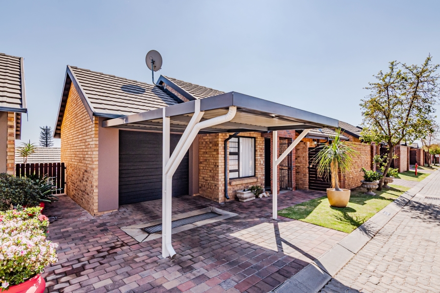 2 Bedroom Property for Sale in Bronberg Close Gauteng