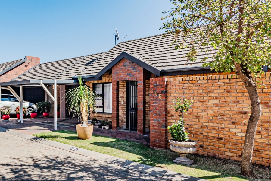 2 Bedroom Property for Sale in Bronberg Close Gauteng