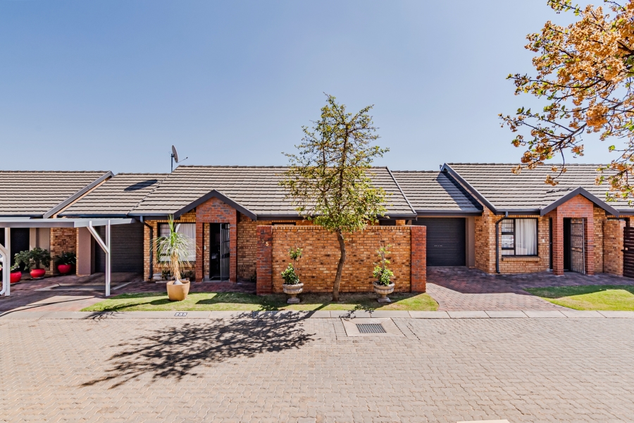 2 Bedroom Property for Sale in Bronberg Close Gauteng