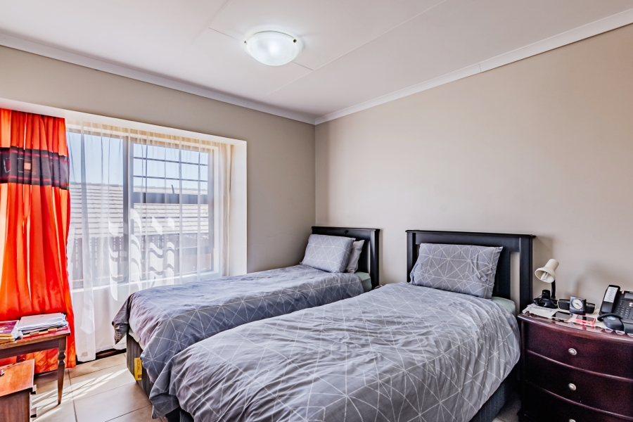 2 Bedroom Property for Sale in Bronberg Close Gauteng