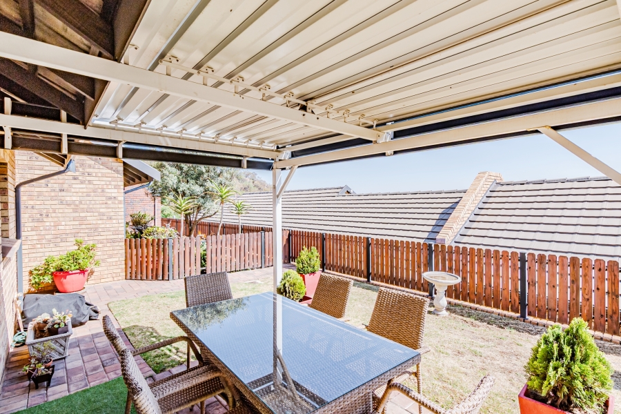 2 Bedroom Property for Sale in Bronberg Close Gauteng