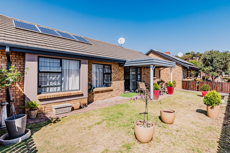 2 Bedroom Property for Sale in Bronberg Close Gauteng