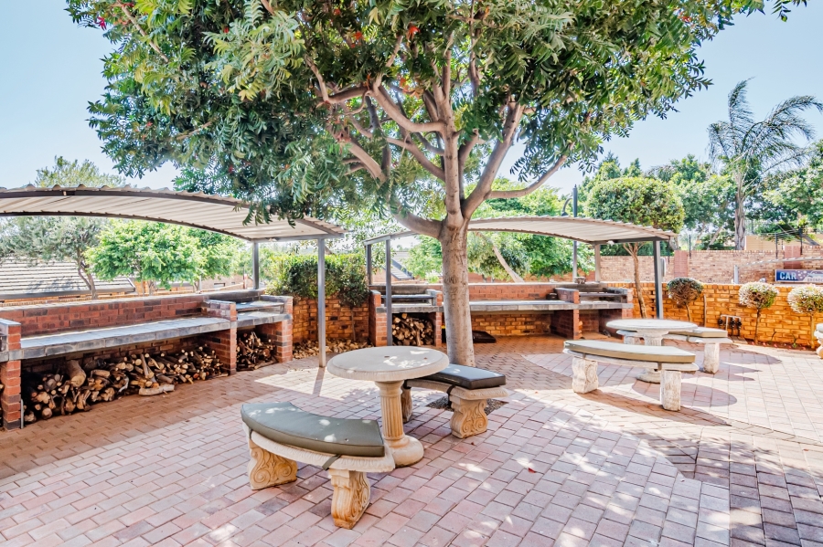 2 Bedroom Property for Sale in Bronberg Close Gauteng