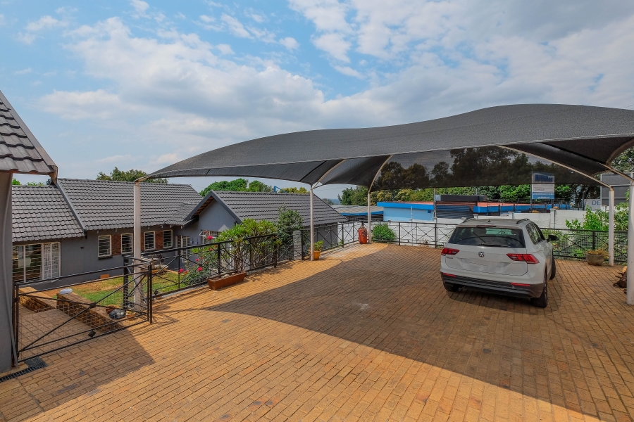 6 Bedroom Property for Sale in Weltevreden Park Gauteng