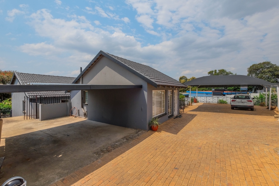 6 Bedroom Property for Sale in Weltevreden Park Gauteng