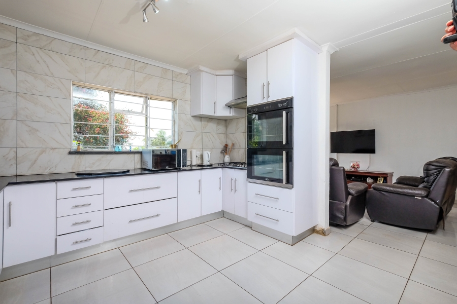 6 Bedroom Property for Sale in Weltevreden Park Gauteng