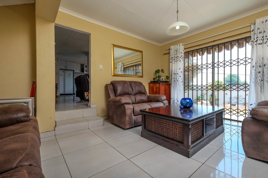 6 Bedroom Property for Sale in Weltevreden Park Gauteng